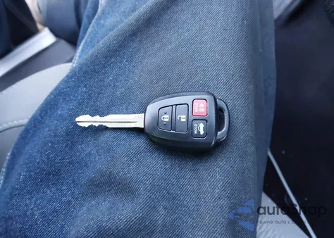 2016 Toyota Corolla Le z USA, uszkodzony, nr VIN 2T1BURHE4GC615216